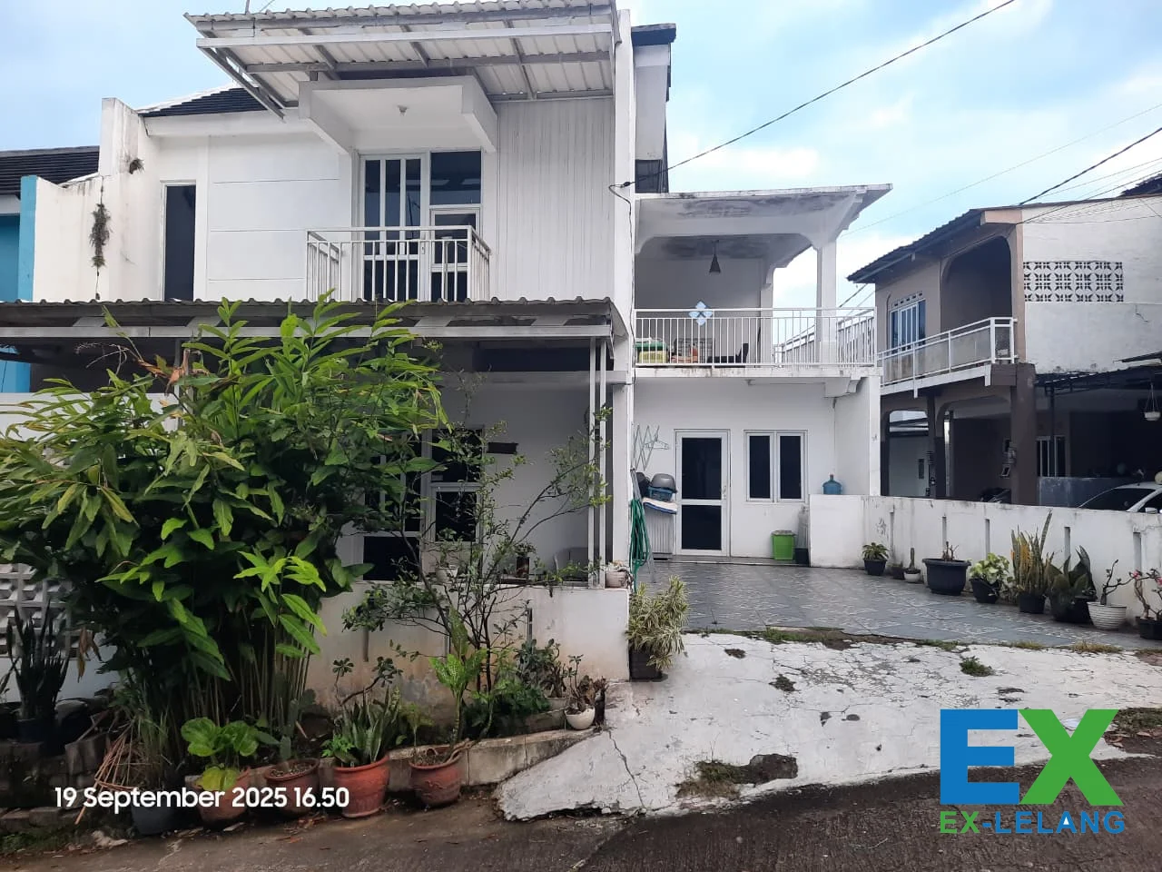 Rumah Cantik Di Area Komplek Mega Regency Cikadut Dengan Luas 102 m²